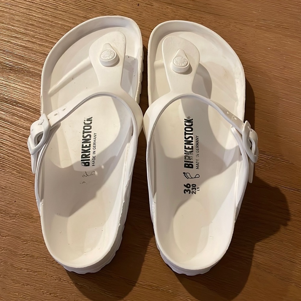 White Birkenstock Sabdalsy
